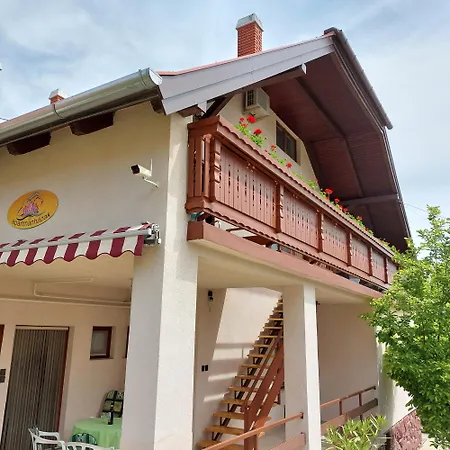 Apartament Erika Apartmanhazak *